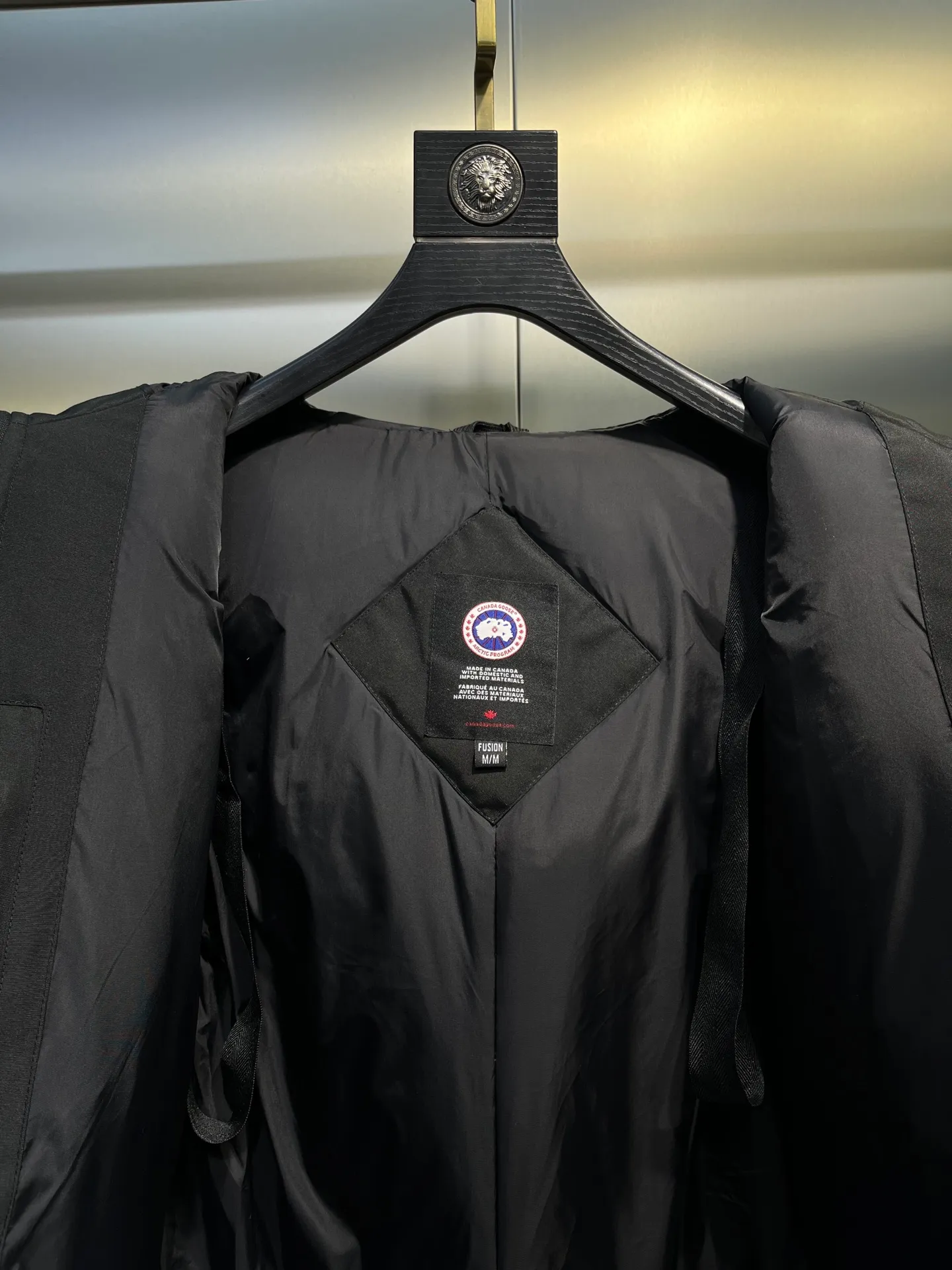 P860 Canada goose/Canada Goose 05 model 2580LA CANADA GOOSE/Canada Goose Rossclair parka women's down jacket, authentic original clothing molding, all accessories are custom-made from the original factory. This model is very unique. The zipper at the back can be opened to change into a dovetail style, with diagonal pockets and a layer of hidden pockets underneath. The official website has become a popular model. The softness and hardness of the fabric are compared with the genuine ones. It can be restored by kneading at will (fabric misunderstanding: fabrics with high hardness are not waterproof. Only those who buy the latest genuine version this year will notice the softness and comfort of the fabrics). The down is synchronized with the genuine white duck down. It is fluffy and not lumpy. The electronically controlled down charging machine is used to fill the zippers with customized genuine YKK zippers. High hardness and no lag. The fur collar is purchased from the same manufacturer as Wolf Hair. (Cooperative factory 2019 Canadian wolf skin auction and Big Goose official auction of wolf skin fur collars on the same site) All workmanship and wiring are controlled by workers with more than ten years of service. They must be horizontal and vertical, and are not crooked. The density of the inner wiring is more exquisite. Compare at will. Big goose label, collar label, washed label, hang tag, zipper rope, pocket label, back label, collar velvet, Velcro fasteners, all details of the cuffs are updated simultaneously with the original product, the best version, and the most complete color matching. The fighter in World 05 battles various world goods. Size: XS-XL